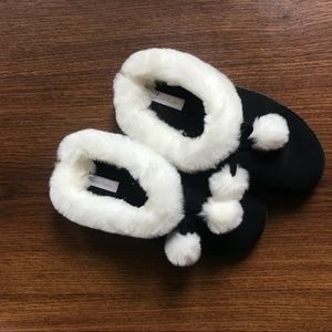 Fluffy Slippers • Women’s 8/9